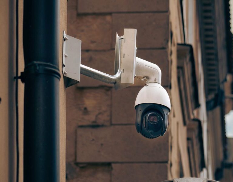 Câmara Espiã 24h: Vigilância Discreta e Eficaz