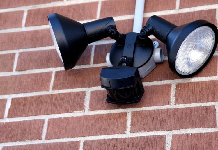 Câmara-Lâmpada: Segurança e Iluminação Inteligente em Casa