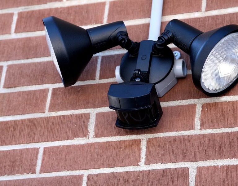 Câmara-Lâmpada: Segurança e Iluminação Inteligente em Casa